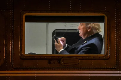 US President Donald Trump uses a cellphone aboard Marine One before it departs Leesburg Executive Airport in Leesburg, Virginia, on April 24, 2025. Trump is returning to the White House after attending a MAGA, Inc. dinner at the Trump National Golf Club Washington, DC. (Photo by Alex WROBLEWSKI / AFP)Editoria: POLLocal: LeesburgIndexador: ALEX WROBLEWSKISecao: politics (general)Fonte: AFPFotógrafo: STR<!-- NICAID(16024319) -->