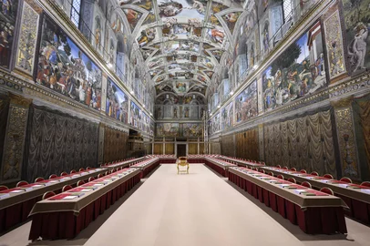 This photo taken and handout on May 6, 2025 by The Vatican Media shows the Sistine Chapel on the eve of the conclave in The Vatican. (Photo by Handout / VATICAN MEDIA / AFP) / RESTRICTED TO EDITORIAL USE - MANDATORY CREDIT "AFP PHOTO / VATICAN MEDIA" - NO MARKETING - NO ADVERTISING CAMPAIGNS - DISTRIBUTED AS A SERVICE TO CLIENTSEditoria: RELLocal: Vatican CityIndexador: HANDOUTSecao: popeFonte: VATICAN MEDIAFotógrafo: Handout<!-- NICAID(16031109) -->