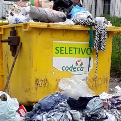 O acúmulo de lixo em contêineres de materiais seletivos (amarelos) chamou a atenção de uma comerciante de Caxias do Sul na tarde desta terça-feira (12). Lia Berton, que mora no Centro, relata que saiu para dar uma volta pela cidade quando se deparou com os contêineres transbordando de materiais. Na foto, lixeira do bairro Cinquentenário<!-- NICAID(14913289) -->