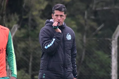 Técnico Thiago Carpini comandou último treino do Juventude em Caxias do Sul antes da partida diante do Atlético-GO.<!-- NICAID(15535502) -->