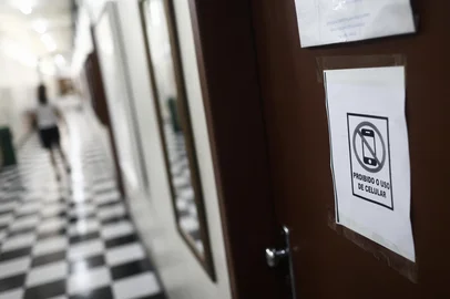 PORTO ALEGRE, RS, BRASIL - 2025.02.12 - Preparativos para Escola Sem Celular antes de receber os alunos, na escola Protásio Alves. (Foto: André Ávila/ Agência RBS)Indexador: Andre Avila<!-- NICAID(15975011) -->