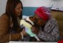 "Dá uma emoção como se eu fosse criança ainda": os benefícios da pet terapia para pessoas 60+