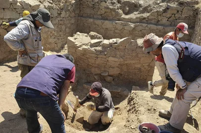 This undated handout picture released by the Peruvian Ministry of Culture shows a wood ornamnental vase discovered under the supervision of Peruvian and Japanese archaeologists in a pre-Hispanic site from the ancient Wari etnia at the Jequetepeque Valley in Cajamarca, Peru. A team of Peruvian and Japanese archaeologists discovered in northern Peru a pre-Hispanic archaeological site dedicated to ancestor worship, with underground burial chambers and human remains with ceramic offerings. "We have discovered an archaeological site from the Wari period that dates back to between 800 and 1,000 AD" in the Cajamarca region (900 kilometers north of Lima), Japanese archaeologist Shinya Watanabe told AFP on Saturday, September 2, 2023. (Photo by Handout / Peruvian Ministry of Culture / AFP) / RESTRICTED TO EDITORIAL USE - MANDATORY CREDIT "AFP PHOTO / PERUVIAN MINISTRY OF CULTURE" - NO MARKETING NO ADVERTISING CAMPAIGNS - DISTRIBUTED AS A SERVICE TO CLIENTS<!-- NICAID(15529941) -->