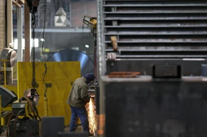 PORTO ALEGRE/RS - BRASIL - 14/06/2016 - Influenciada pelo fraco desempenho do setor agropecuário, a economia gaúcha encolheu 4,3% no primeiro trimestre de 2016 em relação ao mesmo período de 2015. Os dados foram divulgados na manhã desta terça-feira pela Fundação de Economia e Estatística (FEE). Proprietário da Weco, fábrica que produz equipamentos termo-mecânicos, em Porto Alegre, Gilberto Petry, admite que a situação para a indústria está um pouco "menos pior" em comparação com o fim do ano passado, mas ressalta que ainda é cedo para falar em retomada. Foto: Diego Vara/ Agência RBS<!-- NICAID(12258830) -->