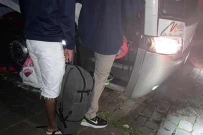Ônibus começam a levar trabalhadores que estavam em Bento Gonçalves em situação semelhante à escravidão para casa.<!-- NICAID(15359870) -->