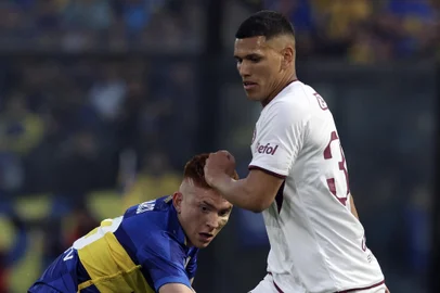 Lanus' defender Braian Aguirre (R) eludes Boca Juniors' defender Valentin Barco during the Argentine Professional Football League match at La Bombonera stadium in Buenos Aires, on September 23, 2023. (Photo by ALEJANDRO PAGNI / AFP)Editoria: SPOLocal: Buenos AiresIndexador: ALEJANDRO PAGNISecao: soccerFonte: AFPFotógrafo: STR<!-- NICAID(15847082) -->