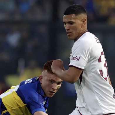 Lanus' defender Braian Aguirre (R) eludes Boca Juniors' defender Valentin Barco during the Argentine Professional Football League match at La Bombonera stadium in Buenos Aires, on September 23, 2023. (Photo by ALEJANDRO PAGNI / AFP)Editoria: SPOLocal: Buenos AiresIndexador: ALEJANDRO PAGNISecao: soccerFonte: AFPFotógrafo: STR<!-- NICAID(15847082) -->