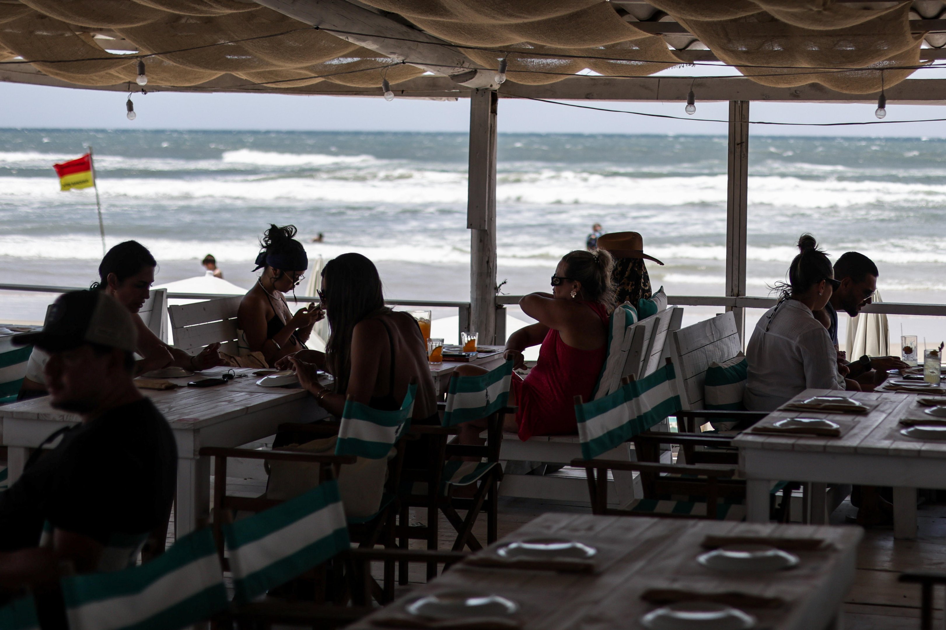 Com Porto Alegre "vazia", lojistas e restaurantes migram para a praia em busca de clientes no ver&atilde;o