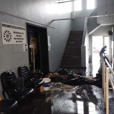 Chuvarada provocou cascatas de água em repartições situadas no prédio que é sede da Polícia Civil gaúcha.