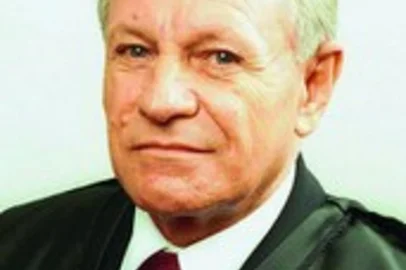 Faleceu na noite desta quinta-feira (8) o ex-presidente do Tribunal Regional Eleitoral (TRE), desembargador aposentado, Clarindo Favretto, aos 87 anos. Favretto estava internado desde segunda-feira (5) no Hospital Moinhos de Vento, em Porto Alegre, após se sentir mal em casa. A causa oficial da morte ainda não foi revelada.<!-- NICAID(14753869) -->