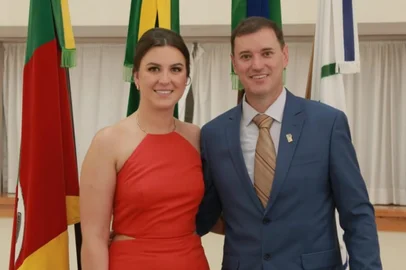 A Justiça Eleitoral de Flores da Cunha, através do juiz Daniel Da Silva Luiz, determinou a cassação do mandato do atual prefeito de Nova Pádua, Itamar Bernardi (MDB), também conhecido como Kiko, e de sua vice-prefeita, Renata Zampieri (MDB) por fraude eleitoral na eleição de 2024. A decisão ainda cabe recurso e ambos seguem nos cargos até a sentença final. <!-- NICAID(16009729) -->