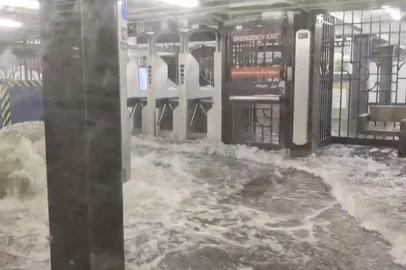 Enchente deixa dois mortos em Nova Jersey e inunda metrô em Nova York, nos EUA<!-- NICAID(16081063) -->