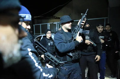 PORTO ALEGRE, RS, BRASIL, 11-06-2025- Facção de Porto Alegre envolvida em homicídios teria construído prédio para lavar dinheiro é alvo de operação. A Polícia Civil cumpriu 15 ordens judiciais em Porto Alegre e em Guaíba — 12 mandados de busca e três de sequestro de veículos, durante a Operação Renovatio. O grupo é investigado pelo envolvimento em homicídios e lavagem de dinheiro. A polícia identificou mais de R$ 10 milhões em movimentações financeiras suspeitas, de dezembro de 2021 até 2025. Foto: Ronaldo Bernardi / Agência RBS<!-- NICAID(16057099) -->