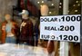 Dólar chega a 1 mil pesos após candidato chamar moeda da Argentina de "excremento" 