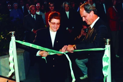 Inaguração do Centro Clínico Mãe de Deus em 1996: Ir. Jacira Onzi, que foi presidente do Hospital Mãe de Deus e o Diretor Superintendente, Dr. Cláudio Seferin. <!-- NICAID(16354655) -->