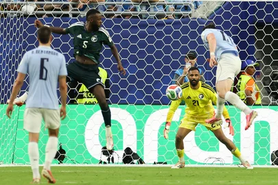 PATRICIA DE MELO MOREIRA / AFP Uruguay's forward #21 Federico Vinas heads the ball in front of Saudi Arabia's goalkeeper #21 Mohammed Al-Owais during the 2026 World Cup Group H football match between Saudi Arabia and Uruguay at the Miami Stadium in Miami Gardens on June 15, 2026. (Photo by PATRICIA DE MELO MOREIRA / AFP)<!-- NICAID(16307106) -->