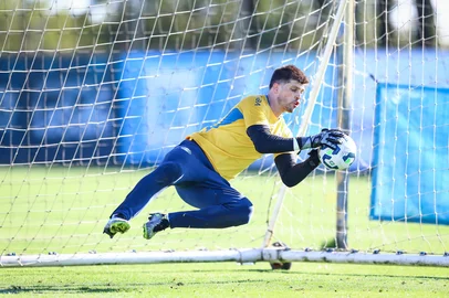 RS - FUTEBOL/ TREINO GREMIO 2025 - ESPORTES - Jogadores do Gremio realizam treino técnico durante a tarde desta terca-feira, no CT Luiz Carvalho, na preparação para a partida valida pelo Campeonato Brasileiro 2025.Na foto, VOLPI treina. FOTO: LUCAS UEBEL/GREMIO FBPA<!-- NICAID(16149433) -->
