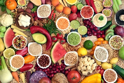 Large vegan health food collection with foods hgh in protein, vitamins, minerals, anthocyanins, antioxidants, fibre, omega 3 and smart carbs. Healthy ethical eating concept. Flat lay.Indexador: Marilyn BarboneFonte: 296910542<!-- NICAID(15639191) -->