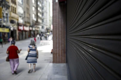 PORTO ALEGRE, RS, BRASIL - 2025.02.18 - Hoje, há 46 salas comerciais na Rua dos Andradas desocupadas. Após pandemia, obras centrais e alagamento, alguns comercios não resistiram a alugueis elevados e movimento fraco na região central da cidade. (Foto: André Ávila/ Agência RBS)Indexador: Andre Avila<!-- NICAID(15979050) -->