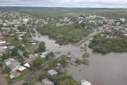 Rio Ibirapuitã atinge quase 11 metros acima do nível - Foto: TOP Drones/Divulgação<!-- NICAID(15081157) -->