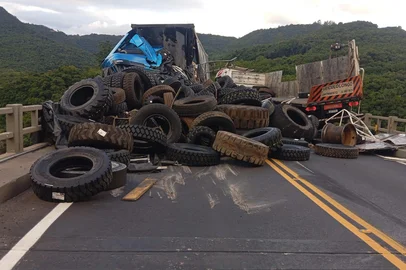 Um acidente de trânsito envolvendo dois caminhões deixou uma pessoa morta na RS-122, km 107, entre Flores da Cunha e Antônio Prado na tarde desta sexta-feira (30). Conforme as informações preliminares da Polícia Rodoviária Estadual, a colisão foi registrada na ponte do Rio das Antas, em Flores da Cunha. A via está interditada e sem previsão de liberação, pois equipes ainda trabalham na ocorrência.<!-- NICAID(16215445) -->