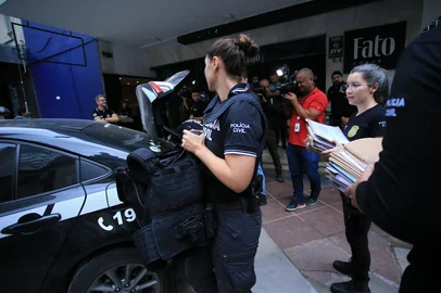 PORTO ALEGRE, RS, BRASIL, 08/05/2025-A Polícia Civil deflagrou na manhã desta quinta-feira (8) a Operação Malus Doctor, que investiga um grupo de advogados suspeito de fraudar procurações judiciais para contratar empréstimos em nome de clientes e lesar instituições financeiras com processos fraudulentos. Estima-se que o grupo tenha movimentado R$ 50 milhões. Foto: Ronaldo Bernardi / Agencia RBS<!-- NICAID(16032664) -->