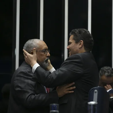 Plenário do Senado Federal durante sessão deliberativa ordinária. Ordem do Dia.Continuação da sessão iniciada em 2 de setembro de 2026.Na pauta, medidas provisórias que já passaram pela Câmara dos Deputados, a saber: MP 1.357/2026 (taxa das blusinhas), MP 1.360/2026 (do moto-frete e mototáxi), MP 1.369/2026 (sobre redução da fila do INSS) e MP 1.375/2026 (adicional de fronteira destinado a servidores).Presidente do Senado Federal, senador Davi Alcolumbre (União-AP), cumprimenta o senador Paulo Paim (PT-RS).Foto: Ton Molina/Agência Senado<!-- NICAID(16359031) -->