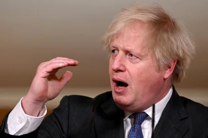 O primeiro-ministro britânico, Boris Johnson, afirmou nesta sexta-feira (22) que a mutação do coronavírus identificada no Reino Unido pode ser mais mortal que as anteriores.– Além de se disseminar mais rapidamente, agora parece haver evidência de que a nova variante detectada em Londres e no sudeste pode estar associada com um grau mais alto de mortalidade – explicou, em coletiva de imprensa.Britain's Prime Minister Boris Johnson speaks during a virtual press conference on the novel coronavirus COVID-19 pandemic, at 10 Downing Street in central London on January 22, 2021. - There is "some evidence" that the new strain of coronavirus identified in Britain is not only more transmissible but also more deadly, Prime Minister Boris Johnson said Friday. "It also now appears that there is some evidence that the new variant... may be associated with a higher degree of mortality," he said at a Downing Street press conference. (Photo by Leon Neal / POOL / AFP)<!-- NICAID(14697168) -->