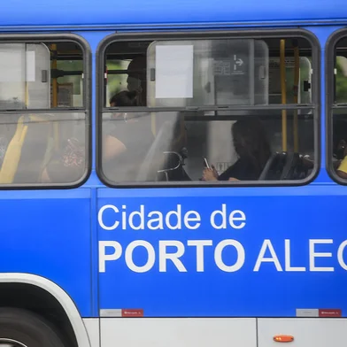 PORTO ALEGRE, RS, BRASIL - 2021.02.23 - Movimentação de ônibus e passageiros (Foto: ANDRÉ ÁVILA/ Agência RBS)Indexador: Andre Avila<!-- NICAID(14720884) -->
