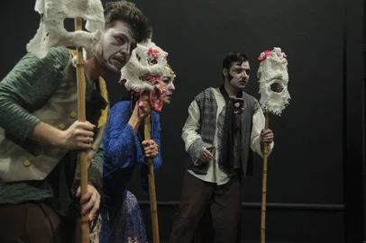 O Coletivo Enredo, de Caxias do Sul, estreia neste sábado o espetáculo “TESPIS”, uma imersão contemporânea na tragédia grega que revisita figuras como Prometeu, Medeia, Édipo e Lisístrata. As sessões serão às 16h e 20h na Sala Valentim Lazzarotto, no Centro de Cultura Ordovás e os ingressos estão à venda a R$ 20 e R$ 10 (meia entrada) com os integrantes da peça.<!-- NICAID(16169639) -->