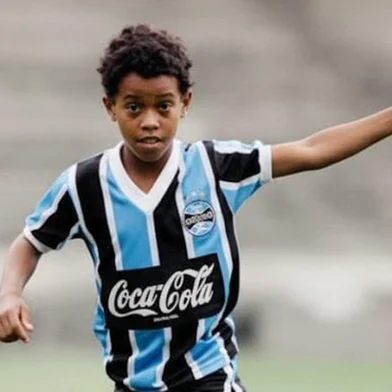 Ronaldinho quando criança, com camisa do Grêmio<!-- NICAID(16144397) -->