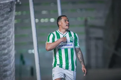 Juventude x Atlético-GO pela Série B 2026. Jogo da 26ª rodada, no Estádio Alfredo Jaconi. Na foto, o meia Mandaca.<!-- NICAID(16360136) -->