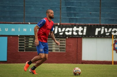 Zagueiro Guilherme Mattis, defensor do Caxias no Gauchão.<!-- NICAID(14707514) -->