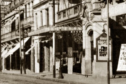 Recreio Ideal, o primeiro cinema de Porto Alegre, na Rua dos Andradas, em frente à Praça da Alfândega.Fachada em 1913, ao lado do prédio do Cine Guarany.<!-- NICAID(16193356) -->