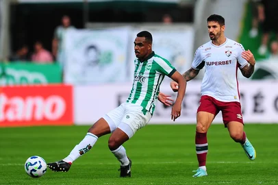 CAXIAS DO SUL, RS, BRASIL, 18/05/2025. Juventude x Fluminense, jogo válido pela nona rodada da série A do Campeonato Brasileiro e realizado no estádio Alfredo Jaconi. Na foto, volante Caíque (E). (Porthus Junior/Agência RBS)                    <!-- NICAID(16040167) -->