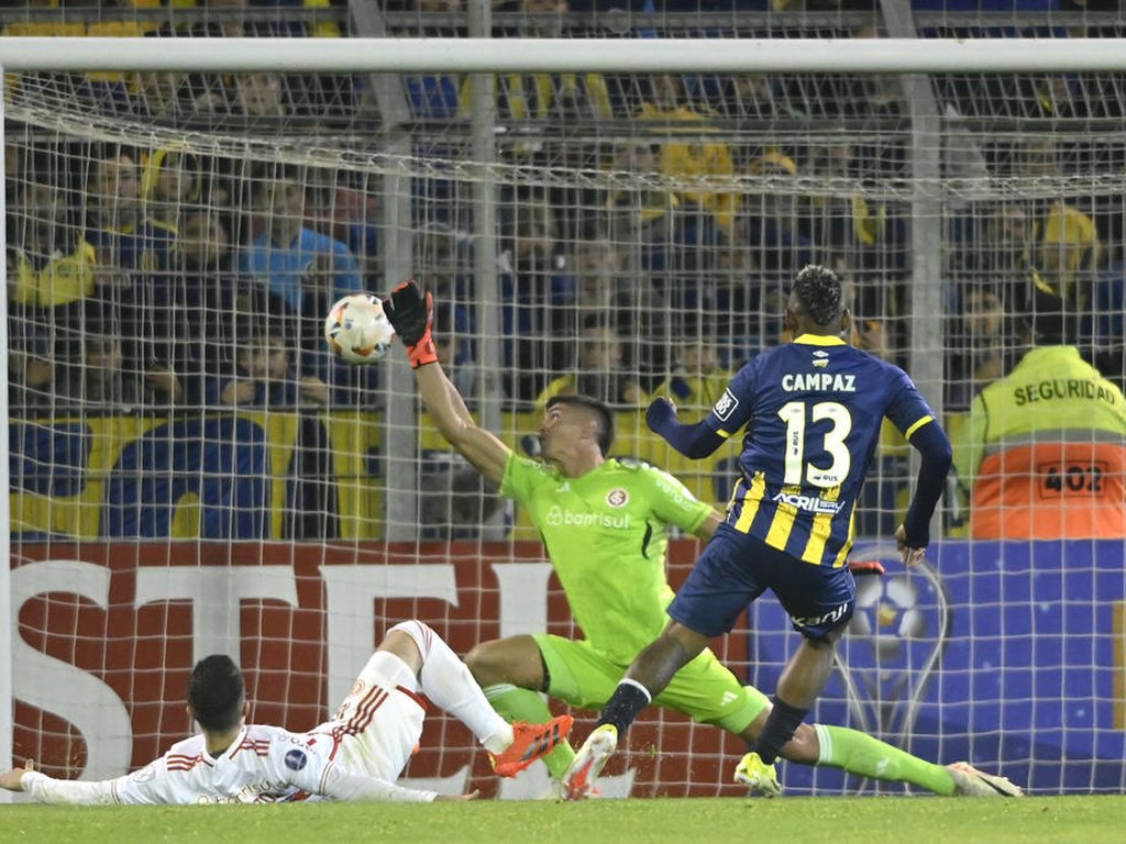 Sul-Americana: Gol de Campaz (Foto: Marcelo Manera/AFP)