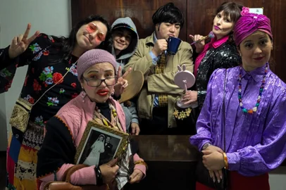 Hoje à noite também tem programação no Teatro Municipal Pedro Parenti. Dentro da programação do 23º Caxias em cena, o grupo teatral "  As Expressadas" apresenta a peça "Condomínio das Flores em A Coisinha", às 20h. Trata-se de uma comédia de costumes que apresenta situações cômicas dentro de um condomínio, que, no final, pode ser qualquer condomínio que conhecemos. No elenco, Bianca da Costa Vasconcelos, Cris Miotto, Daiane Giacomelli, Jacqueline Aires, Liana Bett e Patricia Helena Rihl. Entrada gratuita (pede-se a doação de alimento não perecível).<!-- NICAID(15540875) -->