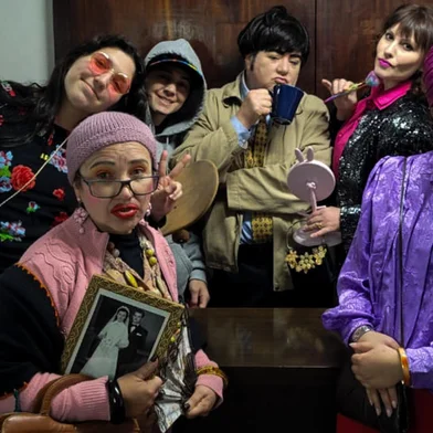 Hoje à noite também tem programação no Teatro Municipal Pedro Parenti. Dentro da programação do 23º Caxias em cena, o grupo teatral "  As Expressadas" apresenta a peça "Condomínio das Flores em A Coisinha", às 20h. Trata-se de uma comédia de costumes que apresenta situações cômicas dentro de um condomínio, que, no final, pode ser qualquer condomínio que conhecemos. No elenco, Bianca da Costa Vasconcelos, Cris Miotto, Daiane Giacomelli, Jacqueline Aires, Liana Bett e Patricia Helena Rihl. Entrada gratuita (pede-se a doação de alimento não perecível).<!-- NICAID(15540875) -->
