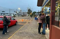 O abraço dos professores, zelador e policiais recepciona os estudantes que retornam à Escola Maria Nascimento Giacomazzi, em Estação, pela primeira vez desde o ataque do dia 8 de julho.<!-- NICAID(16082190) -->