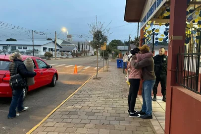 O abraço dos professores, zelador e policiais recepciona os estudantes que retornam à Escola Maria Nascimento Giacomazzi, em Estação, pela primeira vez desde o ataque do dia 8 de julho.<!-- NICAID(16082190) -->
