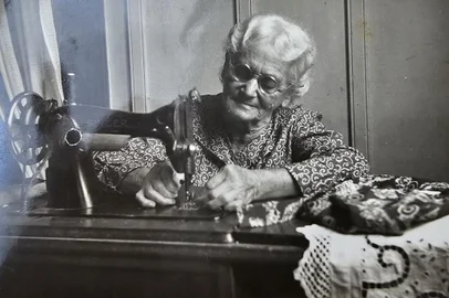 A porto-alegrense Humbertina Pacheco Fachel nasceu em 17 de outubro de 1885. Morreu, em Porto Alegre, em 20 de outubro de 1982, aos 97 anos.Ela foi responsável por fazer o primeiro fardamento do Inter.<!-- NICAID(15724040) -->