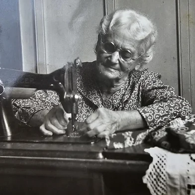 A porto-alegrense Humbertina Pacheco Fachel nasceu em 17 de outubro de 1885. Morreu, em Porto Alegre, em 20 de outubro de 1982, aos 97 anos.Ela foi responsável por fazer o primeiro fardamento do Inter.<!-- NICAID(15724040) -->