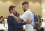 Alex Telles se apresenta à seleção e vê amistosos como chance de 'embalar'