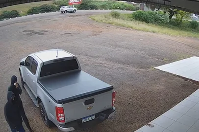 Dois homens armados furtaram uma caminhoneta Chevrolet S10, de cor prata, na manhã desta sexta-feira (24) em Sarandi, no norte do Estado. O crime ocorreu por volta das 8h15, em um estabelecimento comercial às margens da ERS-404.