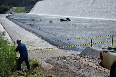 Diante da forte chuva desta segunda-feira, a Prefeitura de São Francisco de Paula informou, no início da tarde, que o trânsito está temporariamente bloqueado na travessia da Barragem do Salto e na travessia da Barragem do Blang (FOTO), devido ao aumento do nível da água. O alerta foi emitido às 13h50min.<!-- NICAID(16370397) -->