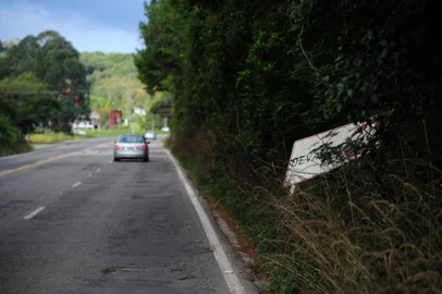 FARROUPILHA, RS, BRASIL, 01/05/2019. Percorremos 32km das rodovias estaduais RSC-453 e ERS-122, no trecho do Shopping Iguatemi, em Caxias, até o entroncamento com a BR-470 em Bento Gonçalves, passando por Farroupilha, para ver a situação da pavimentação e sinalização. Na foto, Km 107 da RSC-453, acesso ao bairro Barracão em Bento Gonçalves, nos dois sentidos sequência de buracos pequenos, placas encobertas (Linha Sertorina, divisa entre Bento/Garibaldi e Farroupilha). (Porthus Junior/Agência RBS)<!-- NICAID(14061406) -->