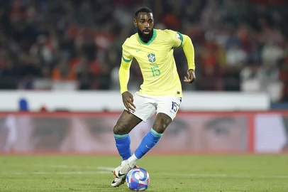 O meio-campista Gerson em lance de jogo do Brasil contra o Chile no Estádio Nacional de Santiago, válido pelas Eliminatórias sul-americanas da Copa do Mundo de 2026.<!-- NICAID(15890363) -->