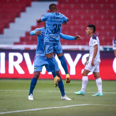 Gremio x LDURS - FUTEBOL/CONMEBOL SULAMERICANA 2021 /GREMIO X LDU - ESPORTES - Lance da partida entre Gremio e LDU disputada na noite desta Terca-feira, no estÃ¡dio Rodrigo Paz Delgado, valida pelas oitavas de final da Copa Sulamericana 2021. FOTO: LUCAS UEBEL/Grêmio/ DivulgaçãoEditoria: SPOLocal: QuitoIndexador: Lucas UebelSecao: futebolFonte: Gremio.netFotógrafo: Gremio x LDU<!-- NICAID(14833821) -->
