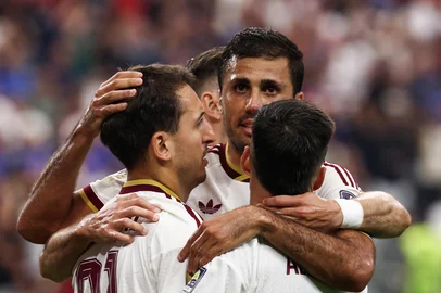 Franck Fife / AFP Spain's forward #21 Mikel Oyarzabal (L) celebrates scoring his team's first goal with midfielder #16 Rodri (C) during the 2026 World Cup football tournament semi-final match between France and Spain at the Dallas Stadium in Arlington on July 14, 2026. (Photo by FRANCK FIFE / AFP)Editoria: SPOLocal: ArlingtonIndexador: FRANCK FIFESecao: soccerFonte: AFPFotógrafo: STF<!-- NICAID(16327066) -->