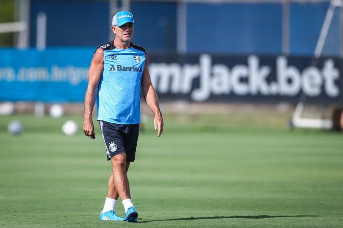 Sem Ferreira e Campaz, Grêmio treina para jogo contra o Juventude